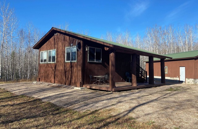 Three Lakes cabinn2 BR 1 Bath cabin on 40 semi private acresnnKing bed