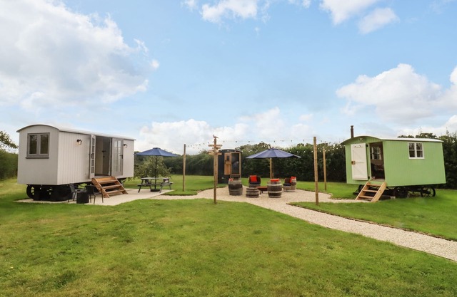 THREE LITTLE BIRDS, family friendly, with open fire in Faringdon