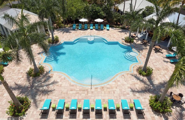 Three Rooms w/2 Queen beds at Blue Flamingo Resort Key West l 2 Pools & Shuttle