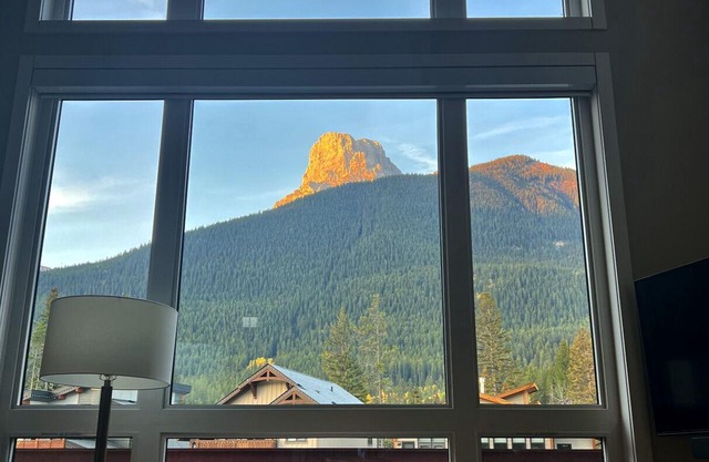 Three Sisters Stylish 4-Bedroom Chalet + Hot Tub
