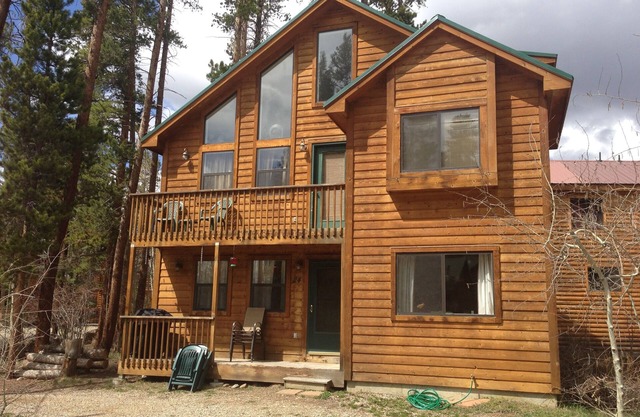 Three story cabin with 3 bedrooms, 3 full bathrooms and a loft for 12 people