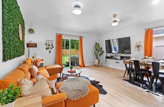 TIDE + TAILGATE - Sleeps 12, Arcades, Mini Golf