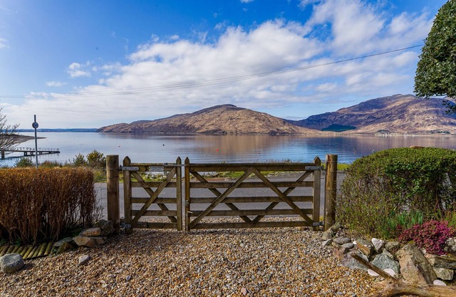Tigh Na Creig Lodge - Cosy Beachfront Escape