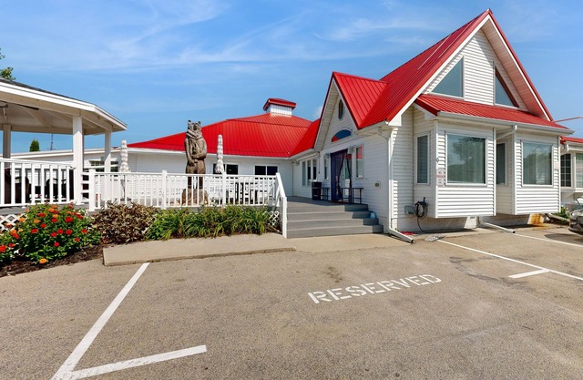 Tiki Beach Condo, with stunning lake views, beach access & bar/restaurant onsite
