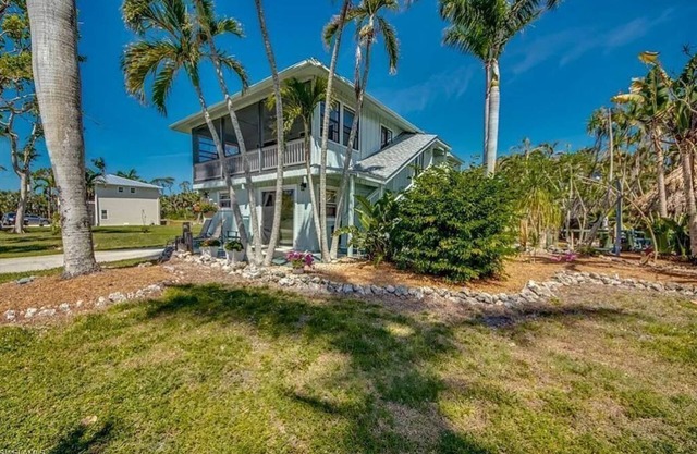 Tiki Hut Paradise 4-bedroom Bokeelia House in the Sky w/Golfcart on Island Time