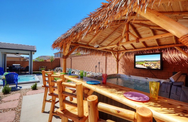 Tiki Oasis at Ladera 325| Private Swimming Spa, Hot tub, and Community Pool