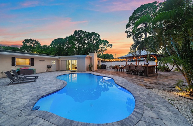 Tiki Tide Villa | Private POOL + Tiki Hut!