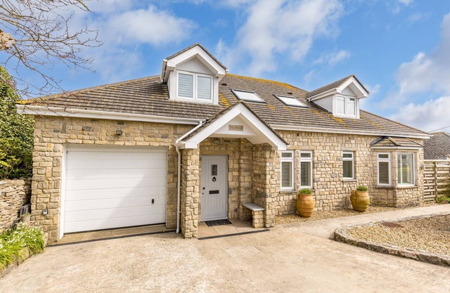 Tilshead - beautifully appointed home for the extended family