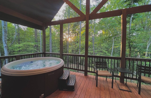 Timber Pines at Red River Gorge :1bd/1bth + loft KING beds, Hot Tub & Fire-pit