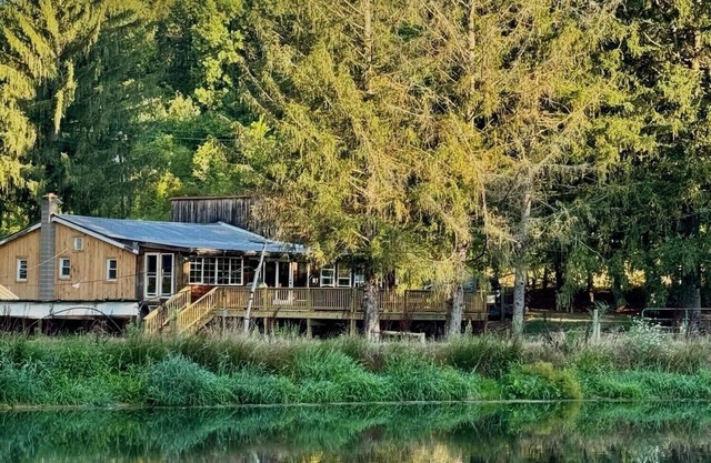 Timberline Cabins - Peaceful Pines Lodge, WiFi, Pets, Stalls, Hot Tub