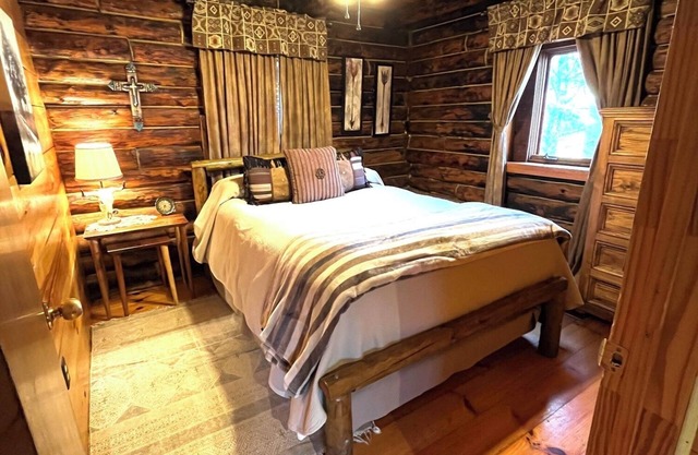 Timberline Cabins - The Huntington Cabin - WiFi, Hot Tub, Fireplace