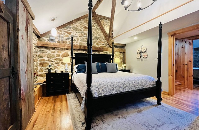 Timeless Elegance in Restored Suite – King Bed & Private Spa Bath