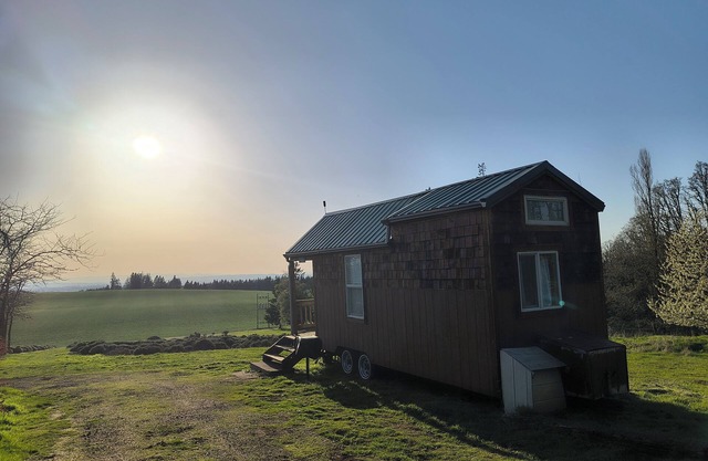 "Tiny Home" at Buena Vista Lavender Farm with private porch and a stunning view