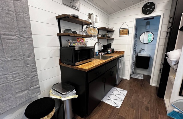 Tiny Home on Wheels: Your Modern Escape Awaits"