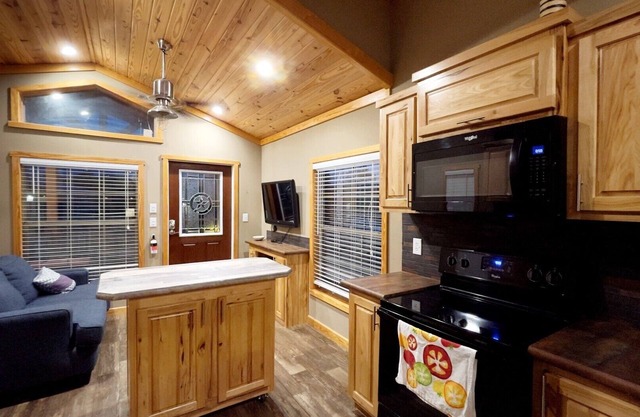 Tiny Home Retreat Near Austin: Perfect for Couples or Groups of Four 🌿
