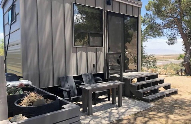 "TINY" HOME w/expansive views of the Sierras NOW W/WIFI!