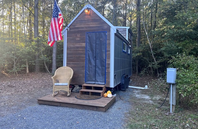 Tiny House in the Woods, sleeps 3, full bath, linens provided, keurig & k cups