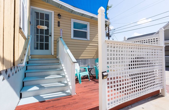Tiny rental +patio+BBQ+2bikes+Parking- great area!