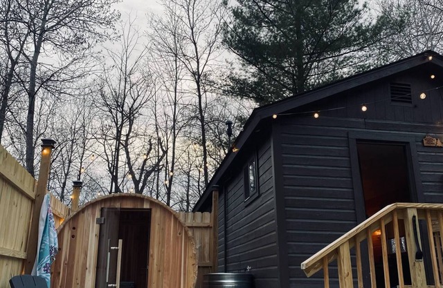 Tiny Timber, tiny cabin with a Scandinavian flair! Sauna & plunge tub!