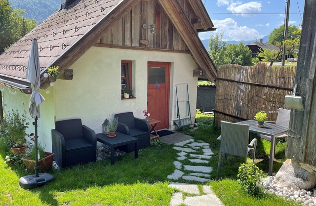 Tinyhouse with wood-burning stove, wifi, parking and garden just 300m from the lake