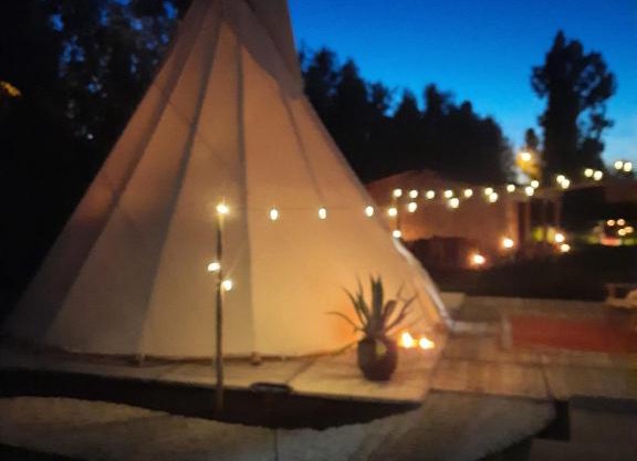 Tipi Marie met hotutub in de tuin