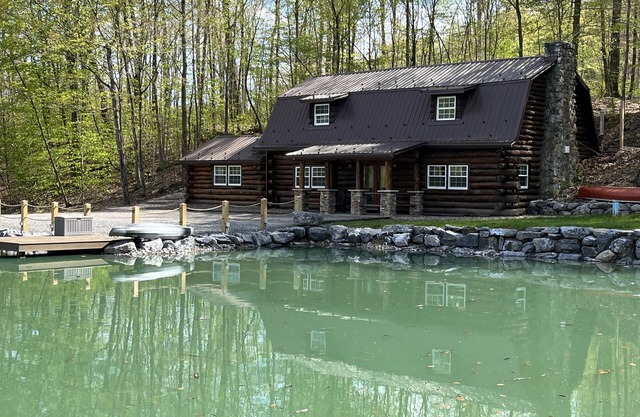 Tipton Run Lodge: Luxurious Log Cabin with Private Pond!