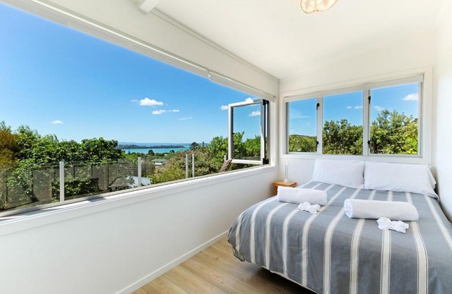 Tiri Cottage - Sea Views in Oneroa by Waiheke Unlimited