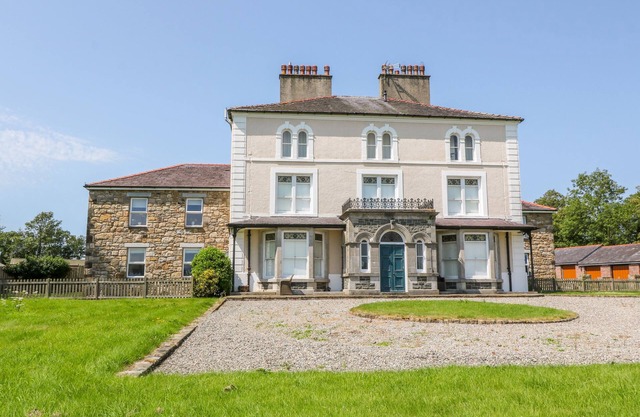 TIRIONFA, family friendly, country holiday cottage in Llangefni