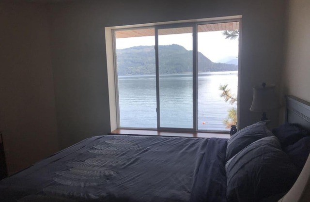 TLC Beachhouse "Entire Home" - Waterfront - Shuswap Vacations and Sledding Accommodation