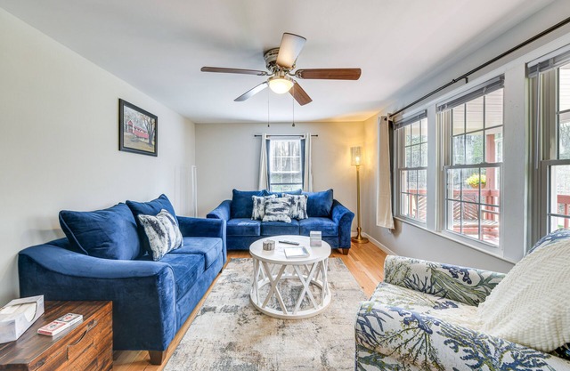 Toano Home w/Screened Porch: Steps to Lake!
