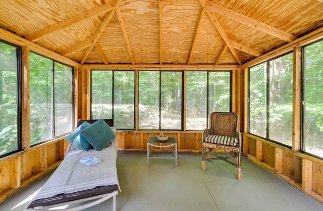 Tobyhanna Cottage w/ Screened-In Porch & Fire Pit!