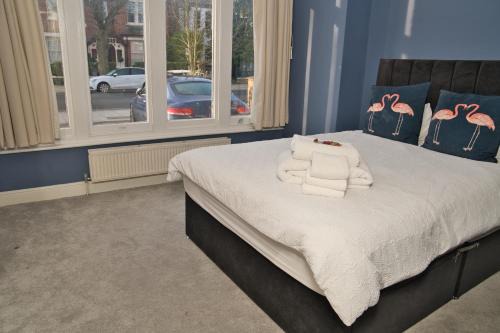 Together in Ealing , Cosy 2-Bed Flat with Garden, Patio and Parking for Family of 5