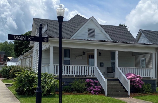Toliver Guest House, Premier location on Main Street! Newly remodeled-spacious.