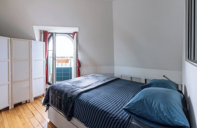 Top Floor 2BD Apartment Amazing Views—Montmartre!