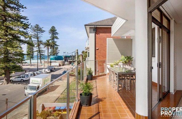 Top Floor 3 Bedroom Apartment - 50m to sand + parking