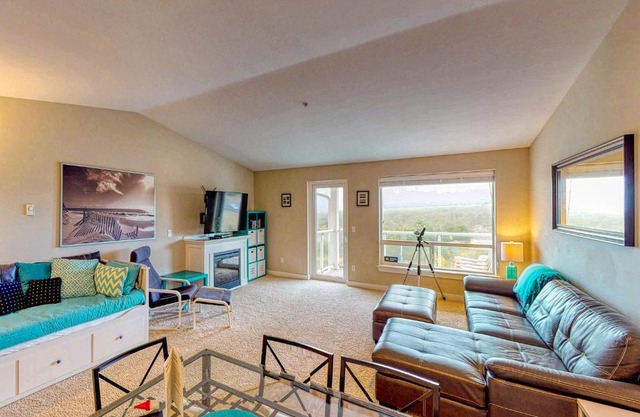 Top Floor - All The Views - 2 Bed 2 Bath Apartment in Westport