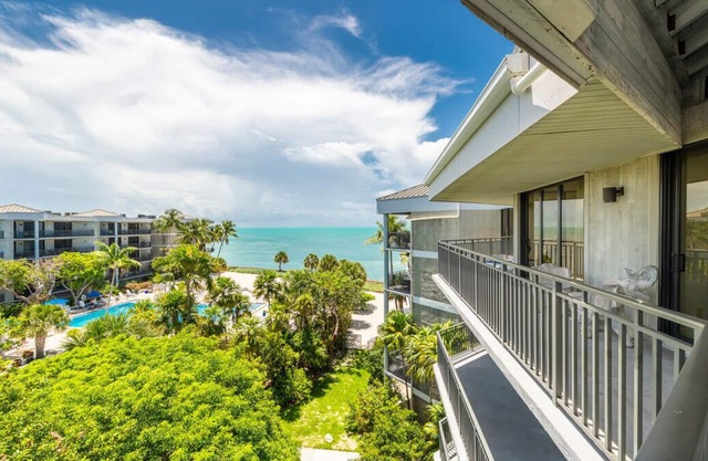 Top floor amazing view Toms Chicken Coop awaits your next stay. Best value