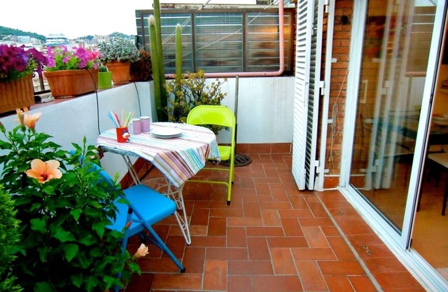 Top Floor Apartment w/Private Terrace, in Gracia and Minutes from Downtow