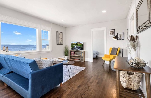 Top floor apartment with panoramic ocean views