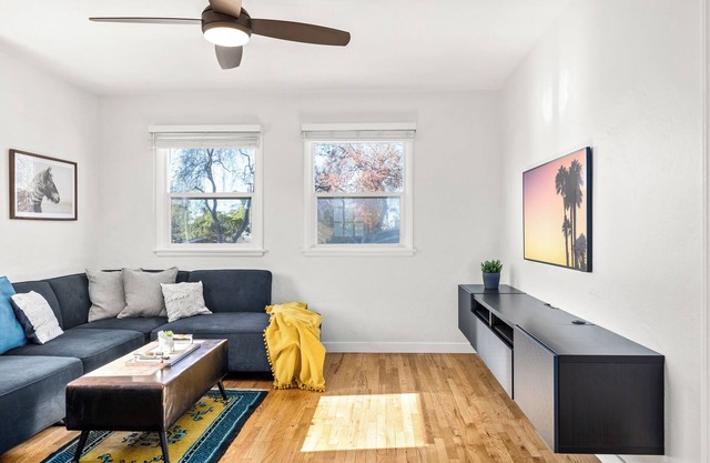 Top Floor Apt w/Desk Space , 1-BR w/Work Area and Full Kitchen