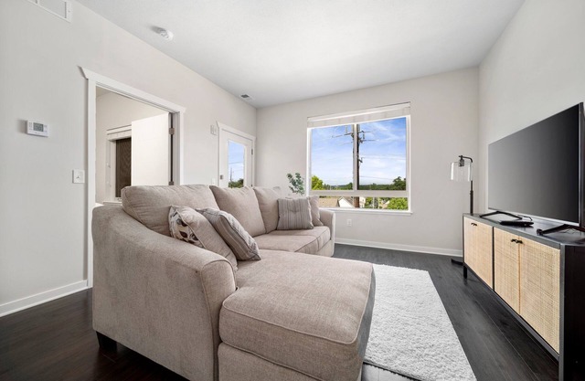 Top floor condo, King bed, great location!