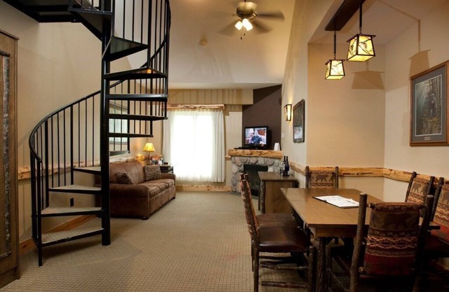 Top Floor Eagle's Nest Suite + Loft & Fireplace