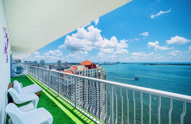 Top Floor Front Facing Penthouse Overlooking The Whole of Miami