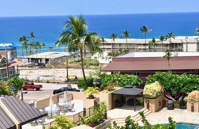 Top floor, Ocean view! Very quiet 1 bed/2 bath.