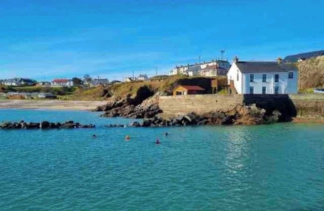 Top Floor Retreat: Sea, Beach & Balcony -Portmor