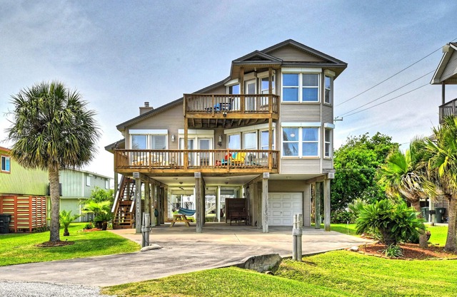 Top Floor Suite with Oceans Views, 3 Min Walk to Beach & Dog Friendly