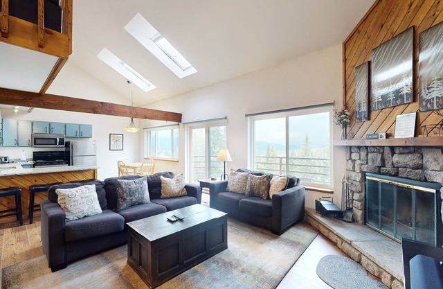 Top-floor w/Mountain View