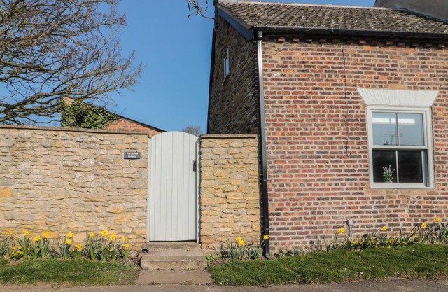 TOP HOLME COTTAGE, romantic, character holiday cottage in Newbald