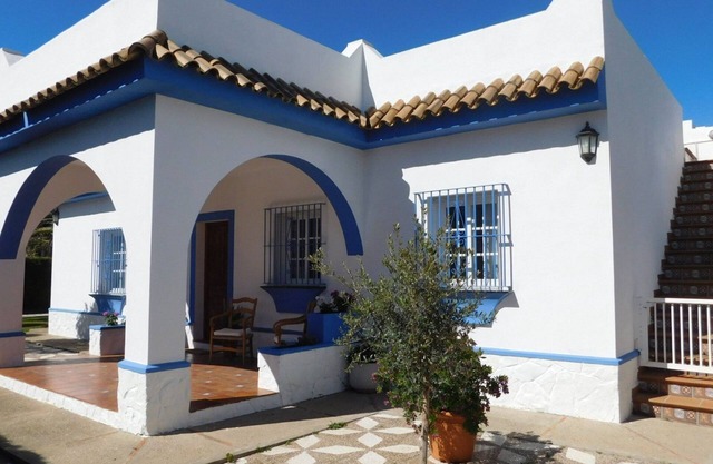 Top house with pool in a large garden. Kitchen with dishwasher