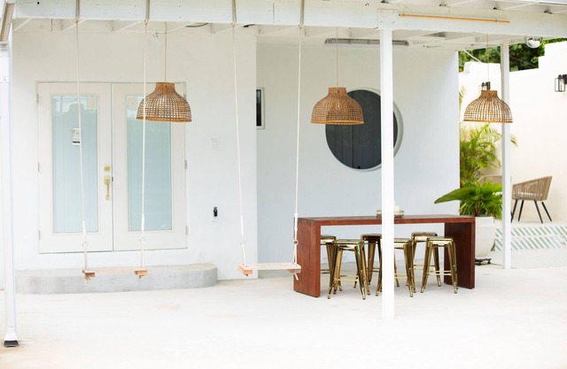 Top Location, 1 mile from Airport ,Full House, Big Patio, Free Parking.